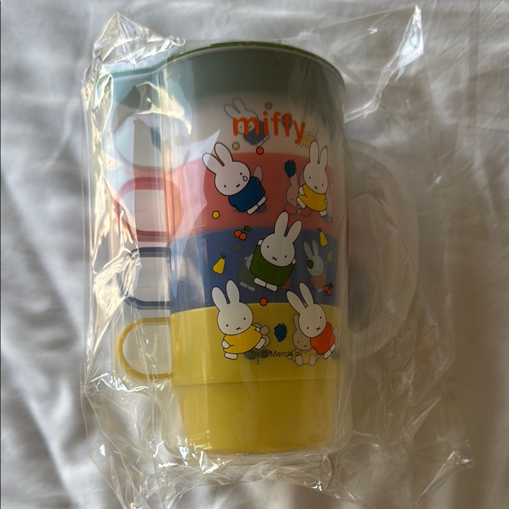 Miffy Multicolor 4 stacking cups and pitcher (plastic)